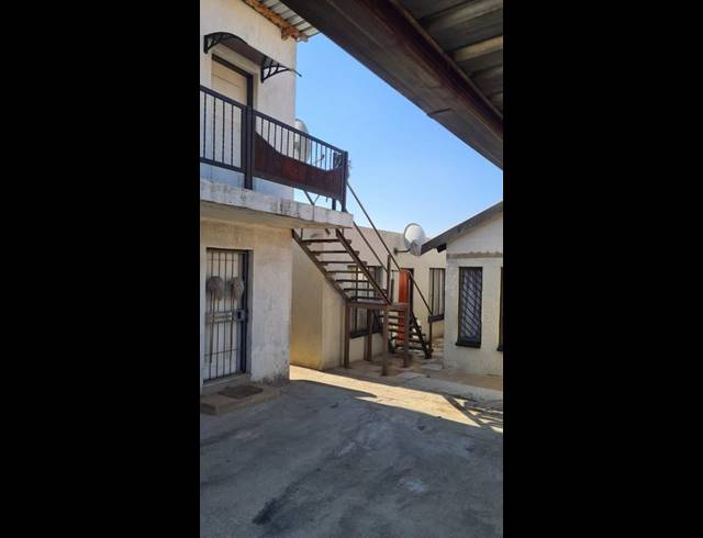 8 BEDROOM HOUSE FOR SALE IN OLIEVENHOUTBOSCH